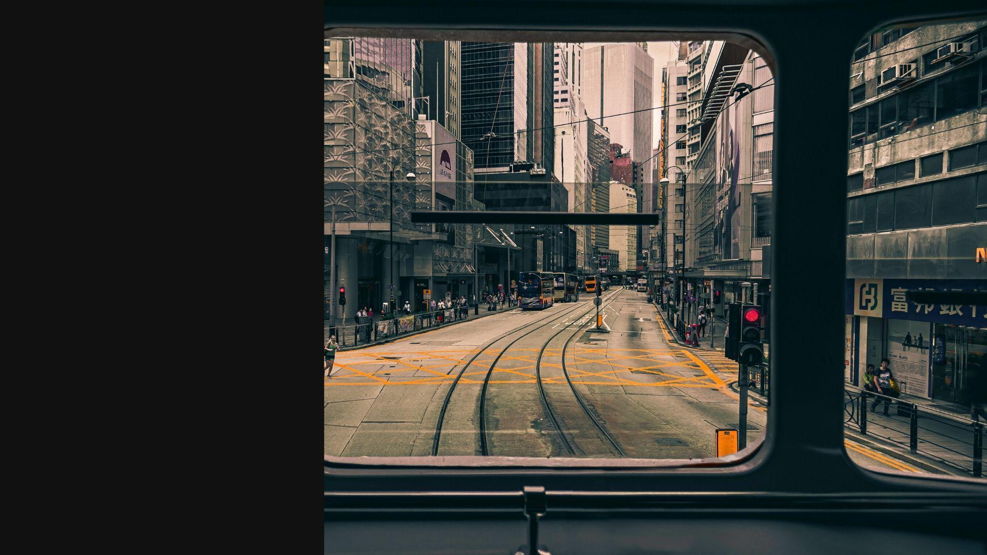 Foto van een zicht op een stad vanuit een trein als sfeerbeeld om het onderdeel scherp webdesign in te leiden
